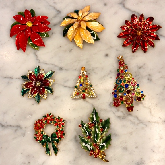 8 Christmas Themed Vintage Gold Tone Enamel and Rhinestone Brooches. - Picture 1 of 11